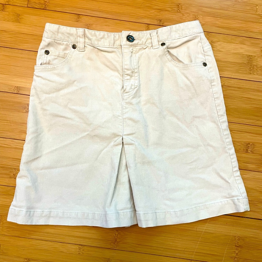 Old Navy skirt girl’s corduroy size 12. Button front, kick pleat front and back.